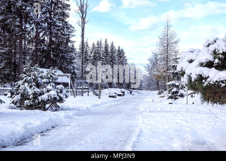 Parco giochi per bambini coperte di neve in inverno Foto Stock