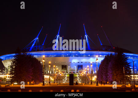 Notte stadium Zenit Arena, lo stadio di calcio San Pietroburgo su Krestovsky aperto nel 2017 Confederations Cup. Illuminazione notturna di arena, St.Petersbu Foto Stock