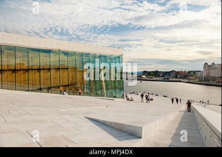 Norvegese, Oslo. Agosto 1, 2013. Vista del Teatro Lirico Nazionale di Oslo, il quale è stato aperto il 12 aprile 2008 a Oslo, Norvegia. Foto Stock