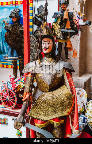 Tradizionale pupi utilizzati per l' Opera dei Pupi è una rappresentazione teatrale di marionette di poesie romantiche frank, Italia Foto Stock