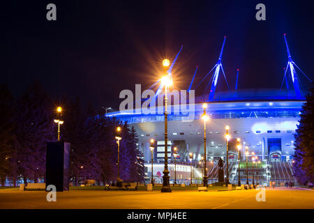 Notte stadium Zenit Arena, lo stadio di calcio San Pietroburgo su Krestovsky aperto nel 2017 Confederations Cup. Illuminazione notturna di arena, St.Petersbu Foto Stock