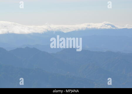 Nuvole che copre le creste della montagna della Cordillera campagna durante la mattina presto vista dal Monte Ulap durante il nostro giorno escursione sull'ECO-trail. Foto Stock