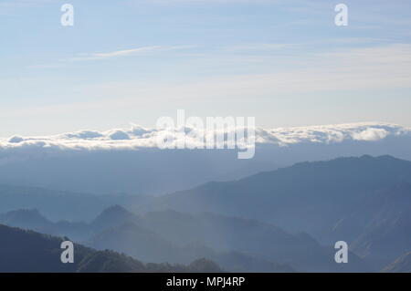 Nuvole che copre le creste della montagna della Cordillera campagna durante la mattina presto vista dal Monte Ulap durante il nostro giorno escursione sull'ECO-trail. Foto Stock