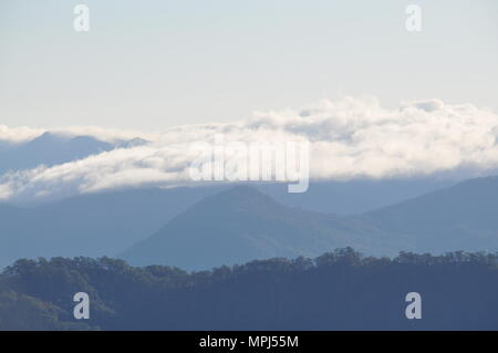 Nuvole che copre le creste della montagna della Cordillera campagna durante la mattina presto vista dal Monte Ulap durante il nostro giorno escursione sull'ECO-trail. Foto Stock