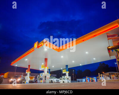 Kedah, Malesia - 27 Febbraio 2017: stazione di rifornimento Shell blu sullo sfondo del cielo durante il tramonto. Royal Dutch Shell ha venduto il suo guscio australiano operazione di vendita al dettaglio Foto Stock