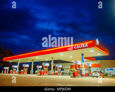Kedah, Malesia - 27 Febbraio 2017: Caltex stazione gas blu sullo sfondo del cielo durante il tramonto. Caltex è un marchio di petrolio nome di Chevron Corporation USA Foto Stock