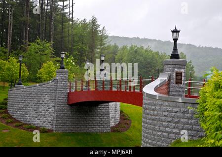 Questo ponte si trova a Norwich University di Northfield, VT. Foto Stock