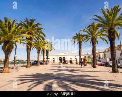 TAVIRA, Portogallo - 28 Marzo 2018: mercato locale (Mercado da Ribeira) in Tavira nella regione di Algarve, a sud del Portogallo. Foto Stock