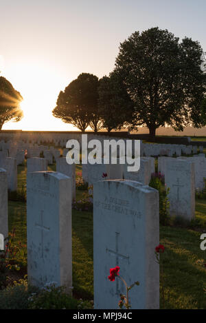 Caberet Rouge British cimitero di guerra al tramonto, Souchez, Francia Foto Stock