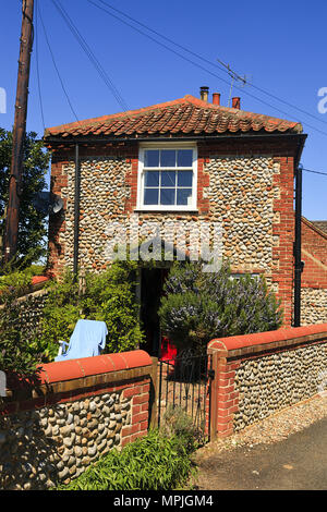 Piccolo Flintstone Cottage nel villaggio di Knapton, Norfolk, Inghilterra, Regno Unito Foto Stock