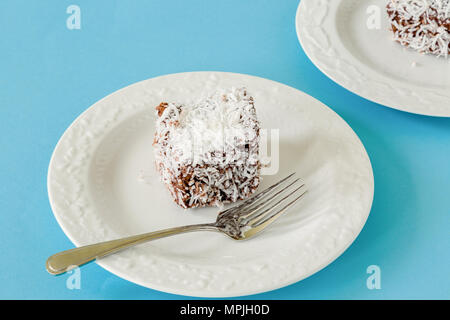 Australian lamington torta, un pan di spagna con un rivestimento di cioccolato e noce di cocco. Foto Stock