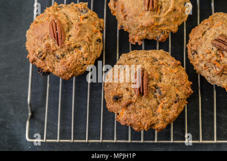 Carota muffin alle noci pecan e raffreddare su una griglia. Foto Stock
