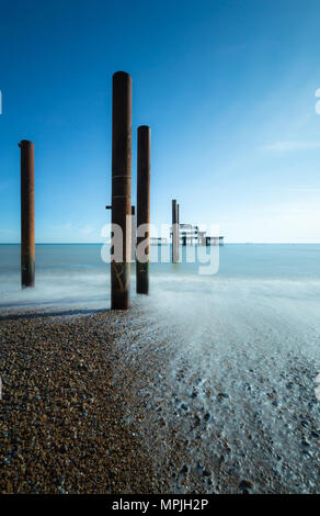 Il vecchio molo di Brighton visto dalla spiaggia ghiaiosa Foto Stock