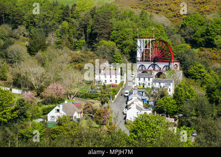 Alta Vista della grande Laxey ruota e case. Laxey, Isola di Man e Isole britanniche Foto Stock