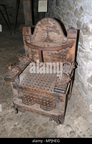 Strumento di tortura sedia delle streghe al Museo della Fortezza di San Leo (ex Montefeltro), Emilia-Romagna, Italia Foto Stock