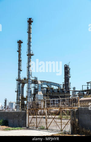 Abbandonato raffineria di Gela, di proprietà della società petrolifera ENI, Sicilia, Italia Foto Stock