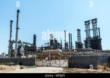 Abbandonato raffineria di Gela, di proprietà della società petrolifera ENI, Sicilia, Italia Foto Stock