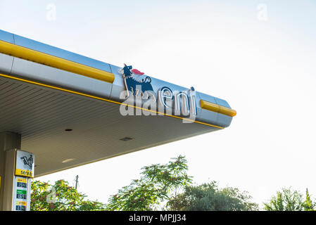 Sicilia, Italia - 19 agosto 2017: il logo della società petrolifera ENI in una delle sue stazioni di benzina in Sicilia, Italia Foto Stock