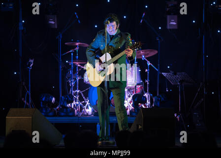 Hilton Birmingham Metropole, vicino al NEC di Birmingham, UK. Il 7 gennaio 2017. Nella foto: un sosia di Elvis che indossa una uniforme GI esegue la folla. Foto Stock