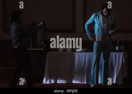 Hilton Birmingham Metropole, vicino al NEC di Birmingham, UK. Il 7 gennaio 2017. Uno Elvis all'altro: un sosia di Elvis prende una fotografia di un altro El Foto Stock