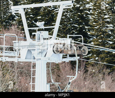 Seggiovia in ski resort. Sistema a rulli di impianti di risalita nel comprensorio sciistico. Foto Stock