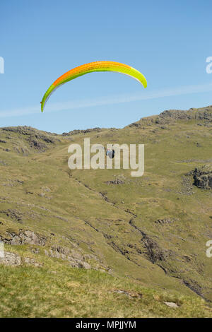 Parapendio in prossimità di Wrynose Pass nel distretto del Lago Foto Stock