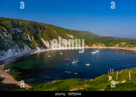 Vista panoramica su Lulworth Cove, parte della Jurassic Coast Patrimonio Naturale dell'Unesco in Dorset, England, Regno Unito Foto Stock