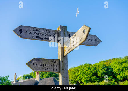 Indicazioni del cartello in legno con le direzioni lungo la costa sud-ovest nel percorso di Lulworth, Dorset, England, Regno Unito Foto Stock