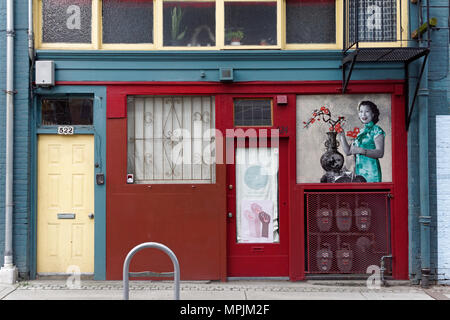 Facciata di un variopinto edificio ristrutturato nel vicolo di Shanghai, Chinatown, Vancouver, BC, Canada Foto Stock