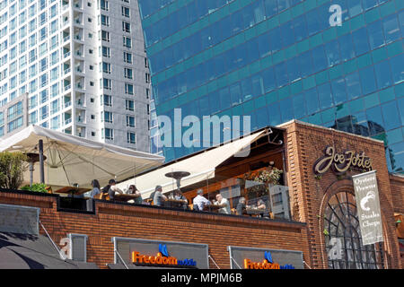 La gente di cenare sulla terrazza sul tetto di Joe Fortes bistecche e piatti di pesce ristorante sul Thurlow Street nel centro cittadino di Vancouver, BC, Canada Foto Stock