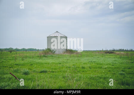 Questa foto è stata presa a guidare intorno al backroads di Indiana in primavera. Bel tramonto su una strada aperta e fattorie. Edifici agricoli. Foto Stock