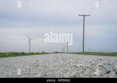 Le turbine eoliche sul lato della strada sul retro in Indiana, STATI UNITI D'AMERICA Foto Stock