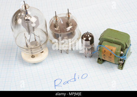 Il vecchio tubo a vuoto (electron tube) e del trasformatore sul grafico sfondo della carta Foto Stock