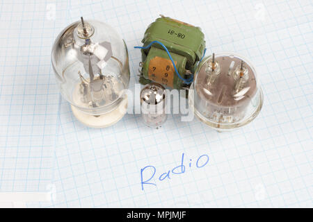 Il vecchio tubo a vuoto (electron tube) e del trasformatore sul grafico sfondo della carta Foto Stock
