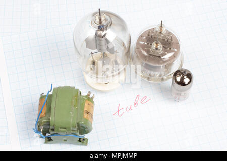 Il vecchio tubo a vuoto (electron tube) e del trasformatore sul grafico sfondo della carta Foto Stock