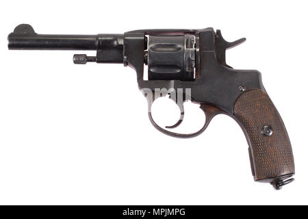 La Nagant M1895 Revolver isolato su uno sfondo bianco Foto Stock