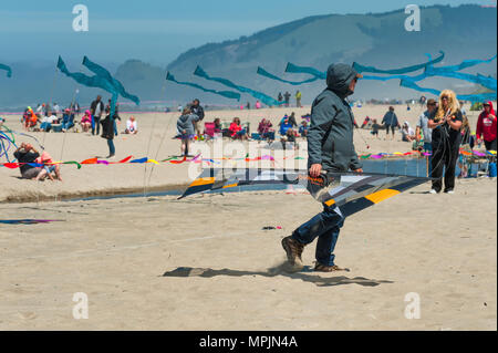 Lincoln City, Oregon, Stati Uniti d'America - Giugno 26,02016: Annuale Aquiloni festival in Lincoln City sulla costa dell'Oregon. Foto Stock