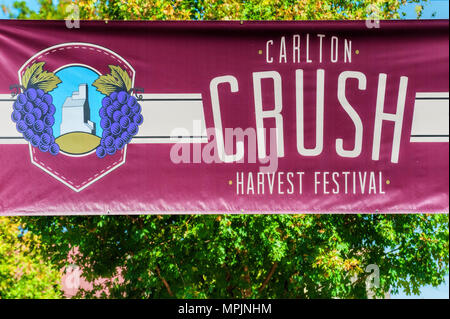 Carlton, Oregon, Stati Uniti d'America - 12 settembre 2015:un banner annuncia Carlton's annuale del vino vendemmia e frantumazione di festival in Yamhill County, Oregon Foto Stock