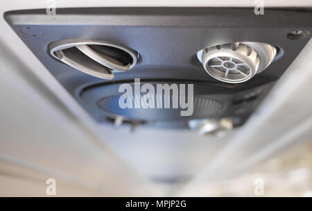 Close-up Metalic Illuminazione interruttore, aria condizionata e altoparlante del canale di sfiato impostata in autobus per i passeggeri Foto Stock