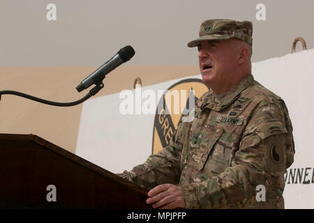 Il Mag. Gen. Blake Ortner, comandante generale della ventinovesima divisione di fanteria, indirizzi di partecipanti a un trasferimento di autorità cerimonia al Camp Buehring, Kuwait, 12 marzo. La terza brigata corazzate contro la squadra, 1° Divisione Corazzate rinunciato il controllo della missione per la terza brigata corazzate contro la squadra, 1° Divisione di cavalleria. (U.S. Foto dell'esercito da Staff Sgt. Lia R. Kilpatrick, 3° Brigata corazzate contro Team Public Affairs Office, 1° Divisione di cavalleria (rilasciato) Foto Stock