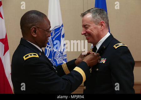 Il Mag. Gen.(Ret.) Errol R. Schwartz (sinistra), ex comandante generale del Distretto di Columbia Guardia nazionale, appone il meritorio servizio sulla medaglia cappellano (COL) Samuel Giese, stato cappellano, D.C. La Guardia nazionale, alla sua cerimonia di pensionamento, Marzo 18, 2017 a c.c. Armeria, Washington, D.C. Giese si ritira dopo più di 35 anni di servizio militare. Nel suo ministero civile, Giese è parroco di santa Giovanna Francesca de Chantal Chiesa di Bethesda, Md. ordinato sacerdote nel 1985 per l arcidiocesi di Washington, Giese servita come parroco associato in vari area di Washington parrocchie seguita da seve Foto Stock