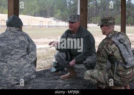 US Army Col. Shawn Cochran, 359thTheater segnale tattico comandante di brigata, allenatori Spc. Kahdijah Wilcox mentre ella zeri il suo combattimento avanzato Gunsight ottico sulla M4 sul fucile Fort Jackson, S.C., Marzo 18, 2017. Il combattimento 982nd fotocamera Company (Airborne) è solo una delle due telecamere di combattimento aziende negli Stati Uniti Esercito con il compito di fornire l'Ufficio del Segretario della Difesa, presidente del Comune di capi di Stato Maggiore e i reparti militari con una diretta capacità di immagini a sostegno di operativi e i requisiti di pianificazione attraverso la gamma completa delle operazioni militari. (U.S. Esercito Foto di Foto Stock