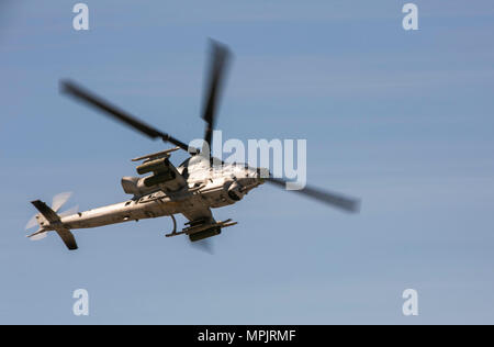 Un AH-1Z Viper assegnato al Marine Test operativi & Evaluation Squadron 1 (VMX-1) esegue un fly-by dimostrazione durante il 2017 Yuma a Airshow Marine Corps Air Station Yuma, Ariz., sabato 18 marzo, 2017. (U.S. Marine Corps foto scattata dal Lance Cpl. Isaac Martinez) Foto Stock