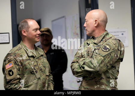 Il Mag. Ryan Gore, sinistra, 86Divisione Formazione e funzionamento Coldsteel Operations Officer, incontra brevemente con LTG Charles Luckey, comandante generale, U.S. La riserva di esercito, durante il funzionamento freddo Acciaio a Fort McCoy, Wisconsin, Marzo 18, 2017. Funzionamento a freddo è di acciaio negli Stati Uniti La riserva di esercito di equipaggio è servita la qualifica di armi ed esercizio di convalida per garantire che l'America dell'esercito di unità di riserva e soldati sono addestrati e pronto per la distribuzione con breve preavviso e portare la lotta contro-ready e letale di armi da fuoco a sostegno dell'esercito e di partner in tutto il mondo. Questo è stato Luckey della seconda visita in revisione Foto Stock