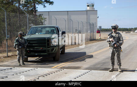 Da sinistra, Airman 1. Classe Taquasia L. Fludd e Airman Drake L. Kennedy, entrambi assegnati per la 321risposta di emergenza Squadron, 621st risposta di emergenza parafango, Base comuneGuire-Dix Mc-Lakehurst, N.J., fornire l'Aviosuperficie di sicurezza per garantire la protezione di qualsiasi aeromobile in arrivo a Lakehurst Maxfield Campo, N.J., Mar 19, 2017, durante l'esercizio del guerriero 78-17-01. WAREX 78-17-01 è un passo importante nella costruzione di più in grado di combattere-ready e letale di forza nella storia. (U.S. La riserva di esercito di foto dal personale Sgt. George F. Gutierrez, 201st premere Camp sede/ rilasciato) Foto Stock