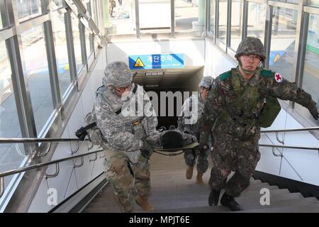 Dragon sollevare 2017, un giunto evacuazione medica esercizio, mette in risalto la capacità congiunte degli Stati Uniti Esercito e Repubblica di Corea esercito in diverse ubicazioni in #SouthKorea, Mar. 15. La Repubblica di Corea esercito 1a Corps e il sessantacinquesimo Medical brigata dell'U.S. Inizio dell'esercito dalla simulata di evacuazione feriti dal campo a #Goyang Forze Armate Medical Center. Il numero di vittime simulate sono trattati e trasportati con ambulanze per Toegyweon stazione dove essi a bordo di un treno di emergenza voce a #Ajou University Hospital in #Suwon. (Foto di PFC. Cheong, Jae-yeon, Ottava Armata degli affari pubblici) Foto Stock