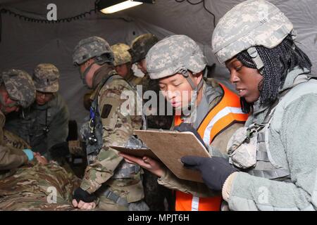 Dragon sollevare 2017, un giunto evacuazione medica esercizio, mette in risalto la capacità congiunte degli Stati Uniti Esercito e Repubblica di Corea esercito in diverse ubicazioni in #SouthKorea, Mar. 15. La Repubblica di Corea esercito 1a Corps e il sessantacinquesimo Medical brigata dell'U.S. Inizio dell'esercito dalla simulata di evacuazione feriti dal campo a #Goyang Forze Armate Medical Center. Il numero di vittime simulate sono trattati e trasportati con ambulanze per Toegyweon stazione dove essi a bordo di un treno di emergenza voce a #Ajou University Hospital in #Suwon. (Foto di PFC. Cheong, Jae-yeon, #EighthArmy Affari pubblici) Foto Stock