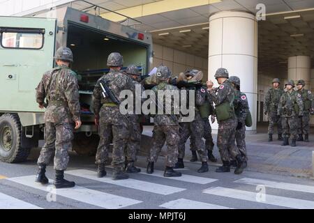 Dragon sollevare 2017, un giunto evacuazione medica esercizio, mette in risalto la capacità congiunte degli Stati Uniti Esercito e Repubblica di Corea esercito in diverse ubicazioni in #SouthKorea, Mar. 15. La Repubblica di Corea esercito 1a Corps e il sessantacinquesimo Medical brigata dell'U.S. Inizio dell'esercito dalla simulata di evacuazione feriti dal campo a #Goyang Forze Armate Medical Center. Il numero di vittime simulate sono trattati e trasportati con ambulanze per Toegyweon stazione dove essi a bordo di un treno di emergenza voce a #Ajou University Hospital in #Suwon. (Foto di PFC. Cheong, Jae-yeon, #EighthArmy Affari pubblici) Foto Stock