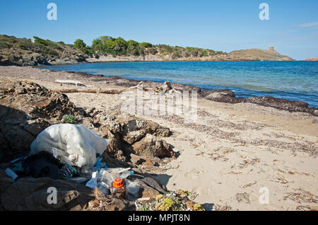 Flotsam plastico raccolto dal litorale e impilati su una spiaggia in menorca Spagna Foto Stock