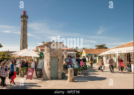 Numerose bancarelle e negozi circondano il patrimonio storico di Phare des Baleines, Île de Ré, Francia Foto Stock